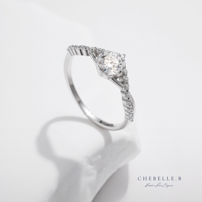 Seraphine Arc | 0.5-Carat Moissanite V-Band Ring