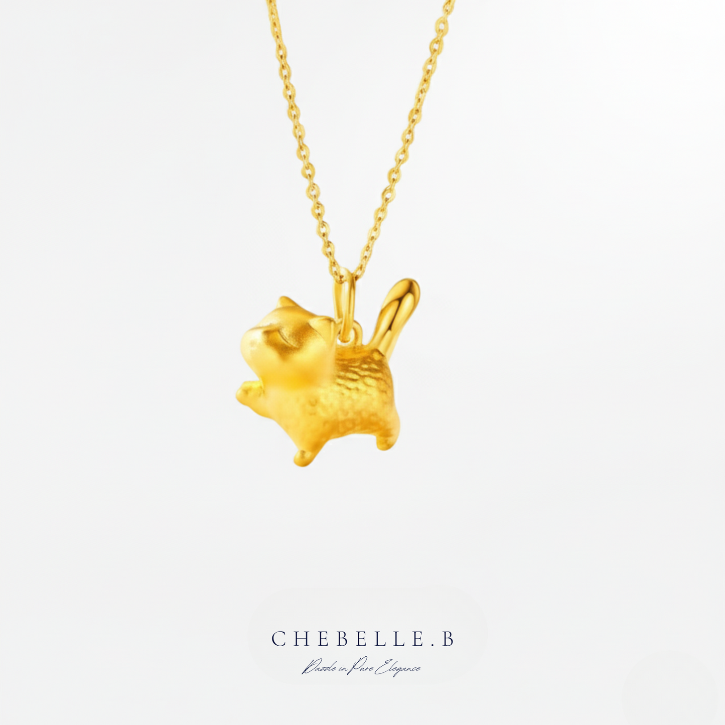 Chic Félin – Golden Cat Pendant Necklace